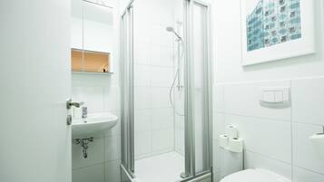 Dusche, Haartrockner, Handtücher, Shampoo