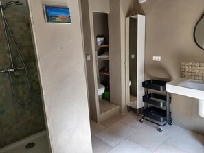 Shower - Stone village house (Mollans-sur-Ouvèze)