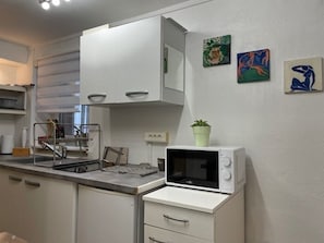 Réfrigérateur, four à micro-ondes, surface de cuisson, cafetière-th éière
