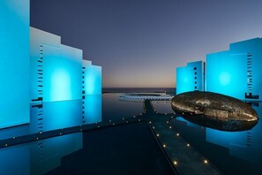 Utomhuspool och uppvärmd pool