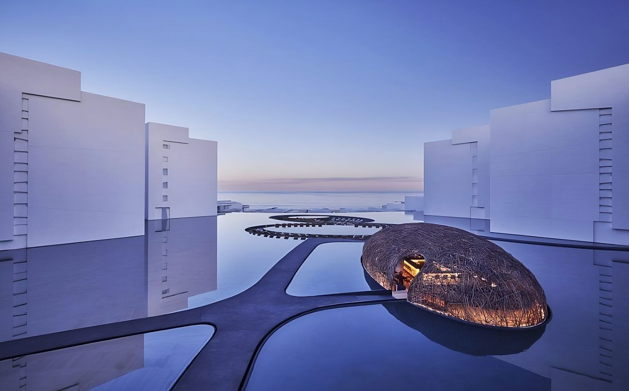 Una piscina al aire libre, una piscina climatizada