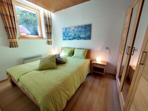 2 makuuhuonetta, silitysrauta/-lauta, ilmainen Wi-Fi, vuodevaatteet