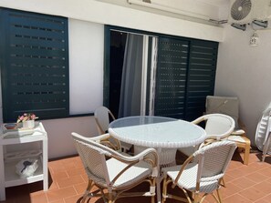 Outdoor dining - Apartment close to Marina Vilamoura and beach with swimming pool (Quarteira)
