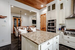 Fridge, microwave, oven, stovetop - Emerson House Fairhope - Steps to Fairhope Pier, Downtown (Fairhope)