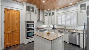 Coffee/tea maker, fridge, microwave, oven - Emerson House Fairhope - Steps to Fairhope Pier, Downtown (Fairhope)