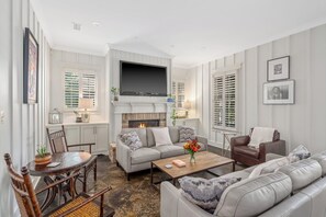 Smart TV, fireplace, books, computer monitors - Emerson House Fairhope - Steps to Fairhope Pier, Downtown (Fairhope)