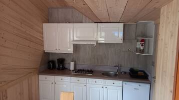 Køleskab, mikrobølgeovn, kogeplade, kaffe-/temaskine