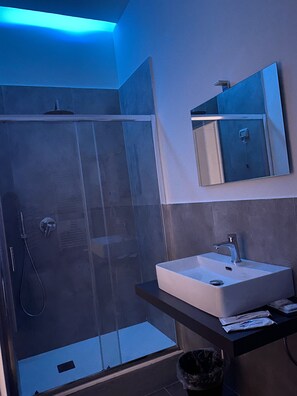 Separate bathtub and shower, jetted bath, rainfall showerhead - Salotto toledo  (Naples)