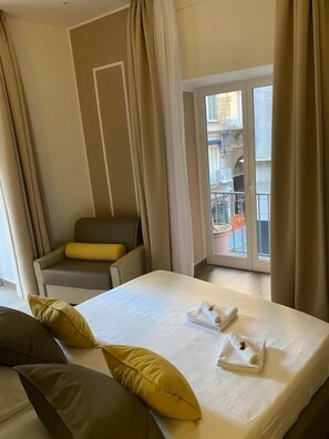 Premium bedding, down comforters, memory foam beds, minibar - Salotto toledo  (Naples)