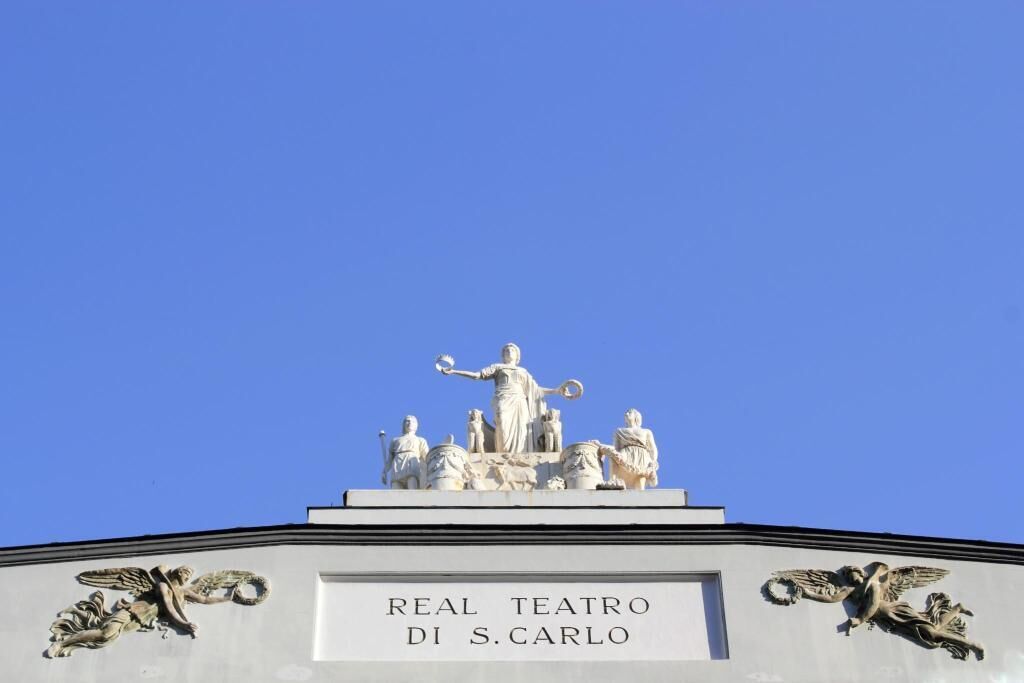 A building with a sign reading "REAL TEATRO DI S.CARLO".