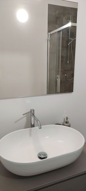 Douche, sèche-cheveux, bidet, serviettes fournies