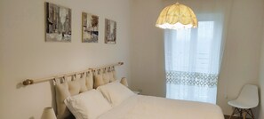 2 chambres, fer et planche à repasser, lit de bébé portatif