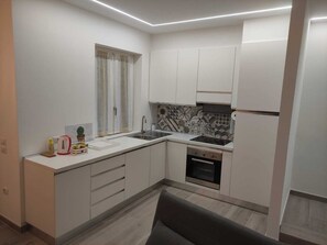 Réfrigérateur, un four, surface de cuisson, lave-vaisselle