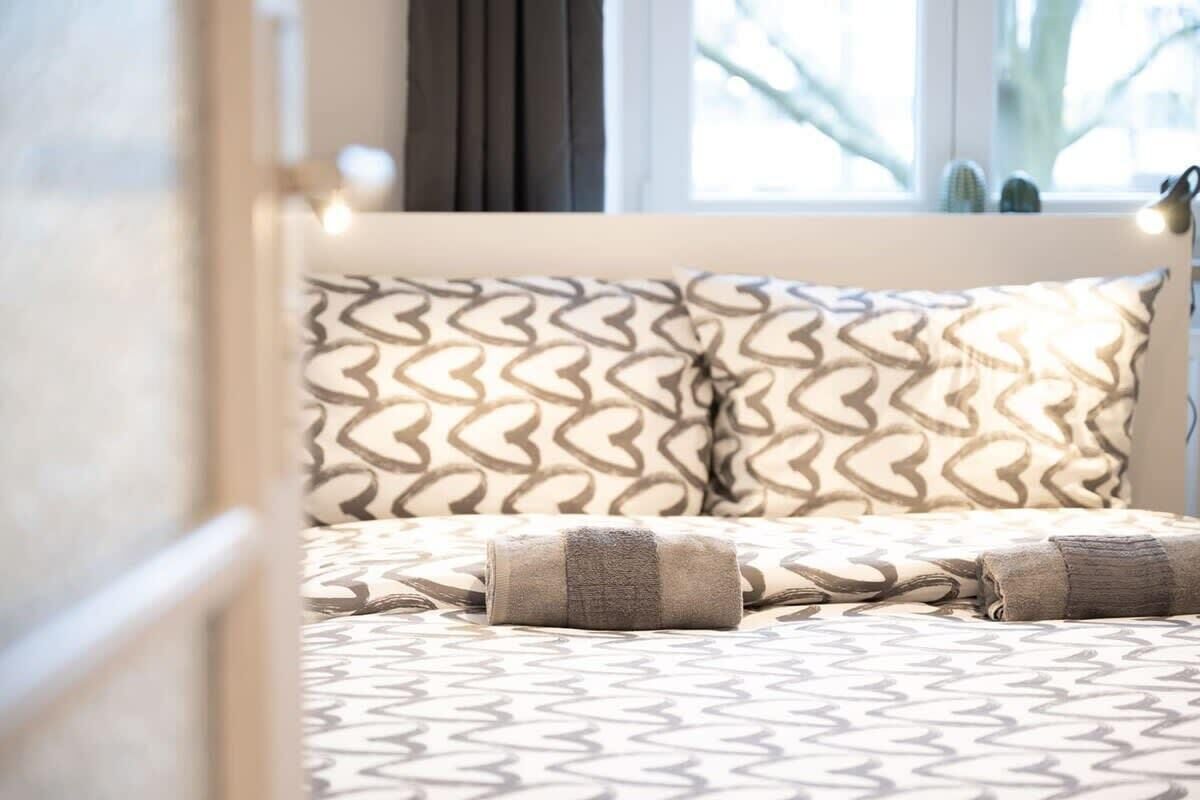 2 habitaciones, tabla de planchar con plancha, wifi y ropa de cama 