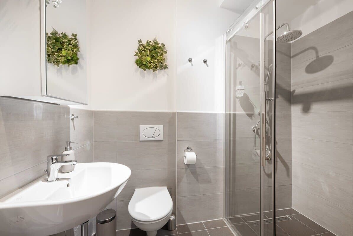 Suihku, hiustenkuivaaja, pyyhkeet