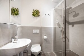 Shower, hair dryer, towels - Apartment close to Theresienwiese (München)