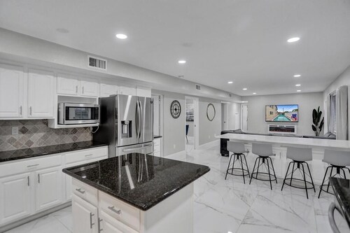 Incredible 7BR w/ Game Room Heated Pool & Jacuzzi!