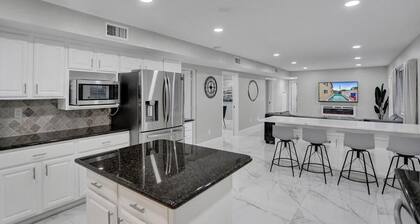 Incredible 7BR w/ Game Room Heated Pool & Jacuzzi!