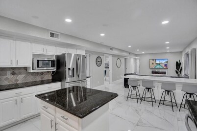 Incredible 7BR w/ Game Room Heated Pool & Jacuzzi!