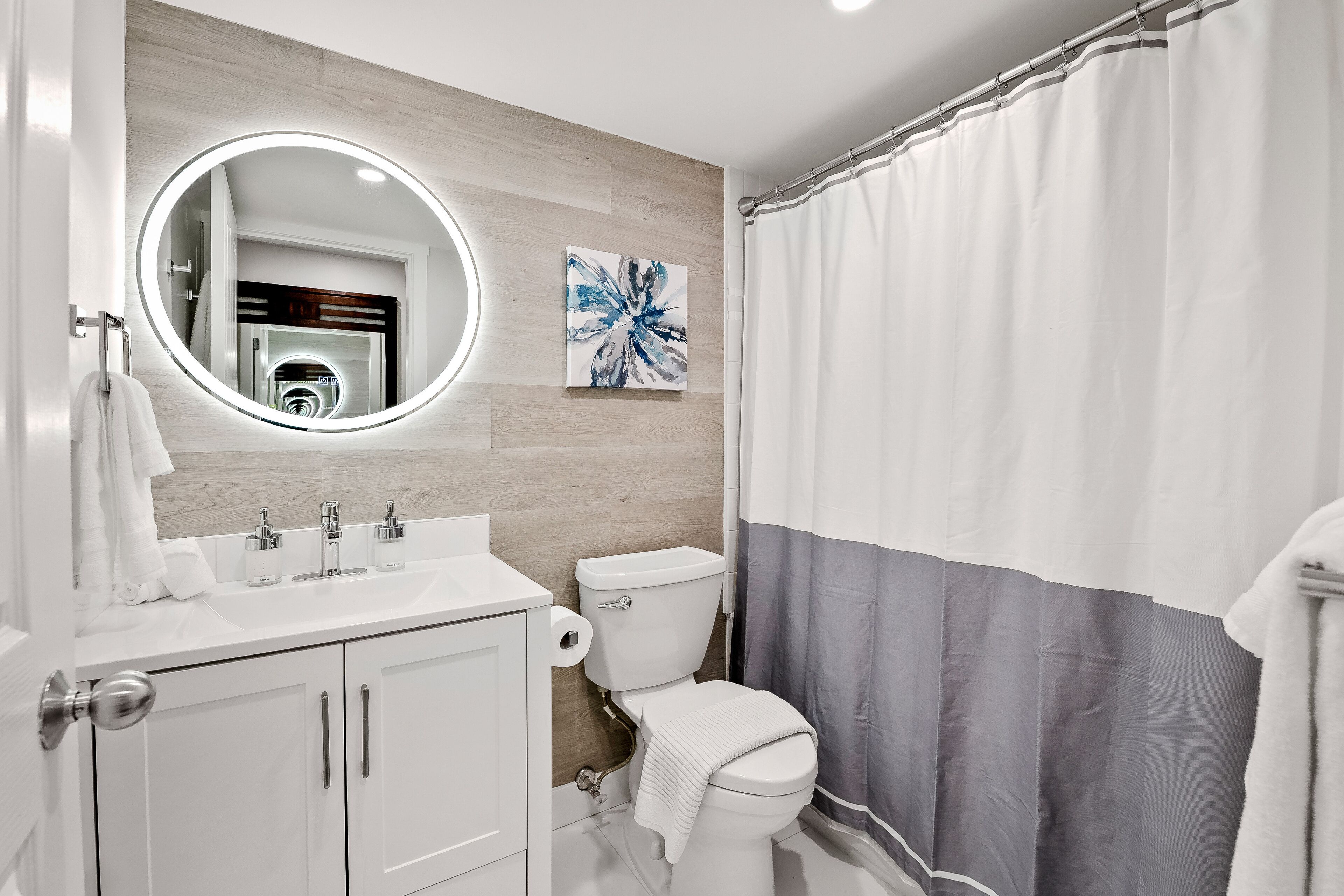 Bathtub, jetted tub