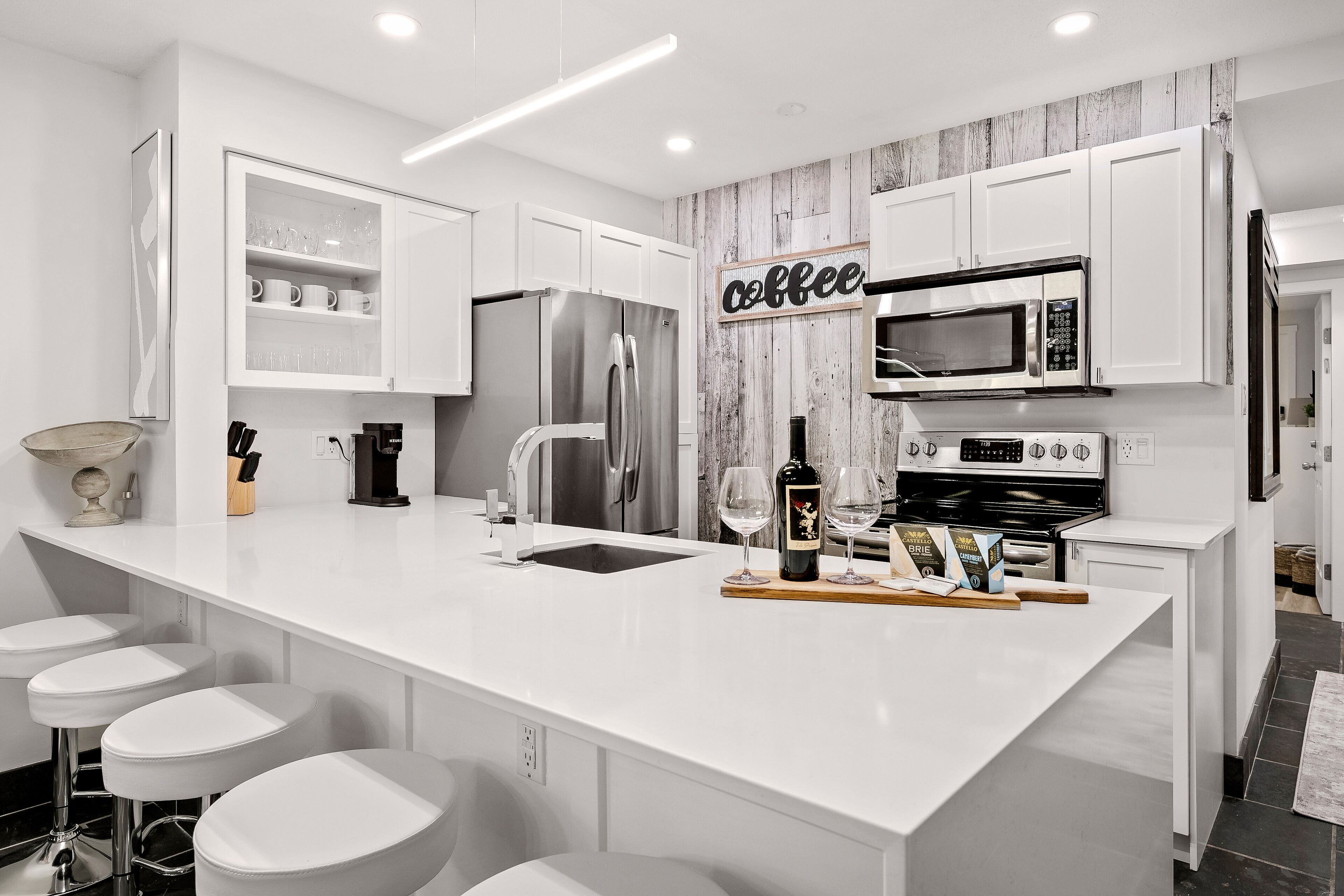 Kühlschrank, Mikrowelle, Ofen, Herdplatte