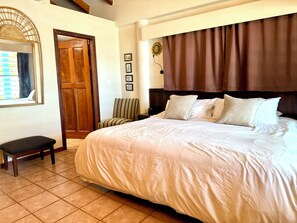 1 soveværelse, pengeskab på værelset, skrivebord, strygejern/strygebræt