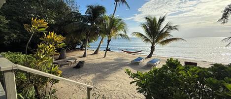 Plage, chaises longues, serviettes de plage