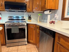 ثلاجة، ميكروويف، فرن، موقد طهي مسطح