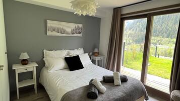 5 chambres, bureau, fer et planche à repasser, lit parapluie