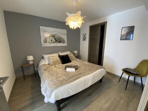 5 Schlafzimmer, Schreibtisch, Bügeleisen/Bügelbrett, Reisekinderbett