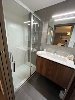 Bathtub, hair dryer, towels