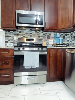 Fridge, microwave, oven, stovetop - Modern 3BR 2BA Near EWR & NYC With Parking (Elizabeth)