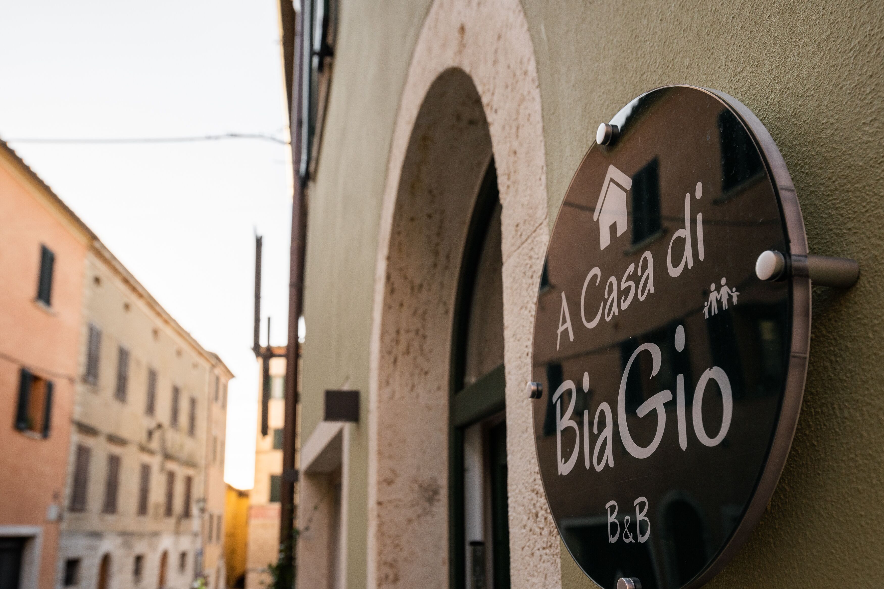 Segnale per "A Casa di BiGio B&B" con un'icona di una casa e la scritta "B&B", che indica una struttura ricettiva tipo bed and breakfast.