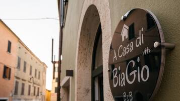 Segnale per "A Casa di BiGio B&B" con un'icona di una casa e la scritta "B&B", che indica una struttura ricettiva tipo bed and breakfast.