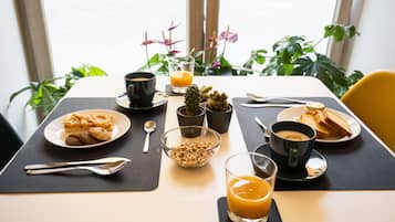 Café da manhã com buffet grátis todos os dias