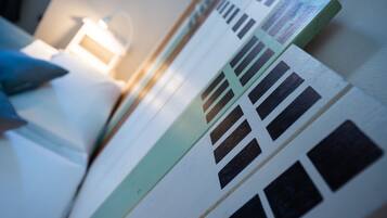 Un gros plan d’un clavier de piano dont les touches sont de différentes nuances de blanc, de vert et de marron.