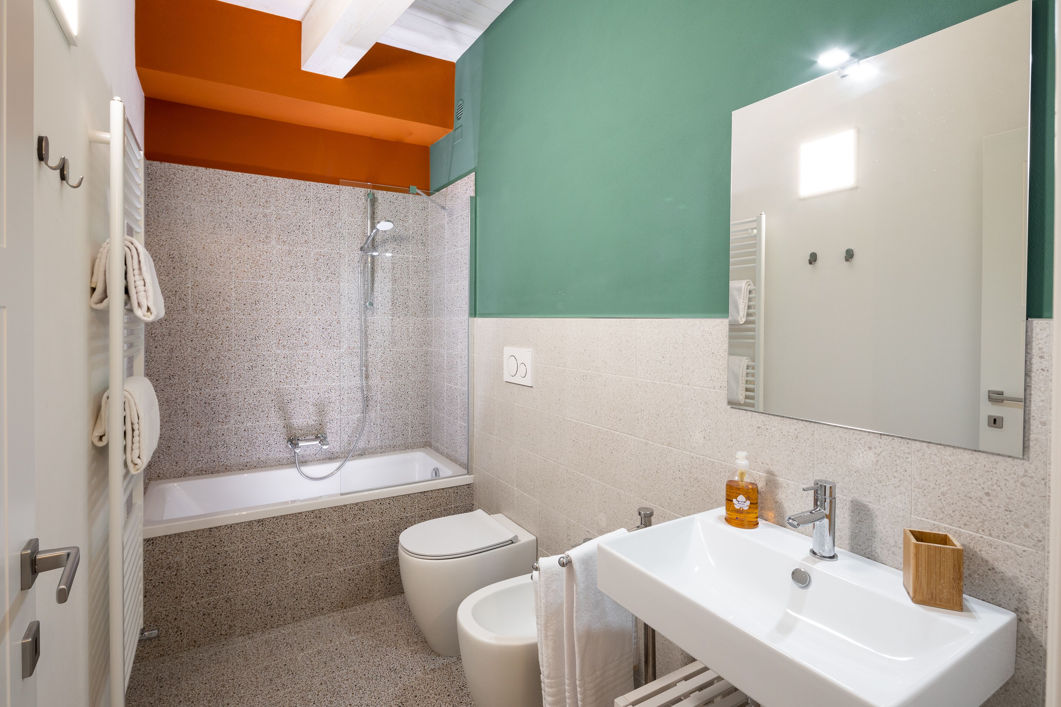 Ein Badezimmer mit Badewanne, Toilette und Waschbecken.