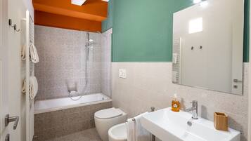 Ein Badezimmer mit Badewanne, Toilette und Waschbecken.