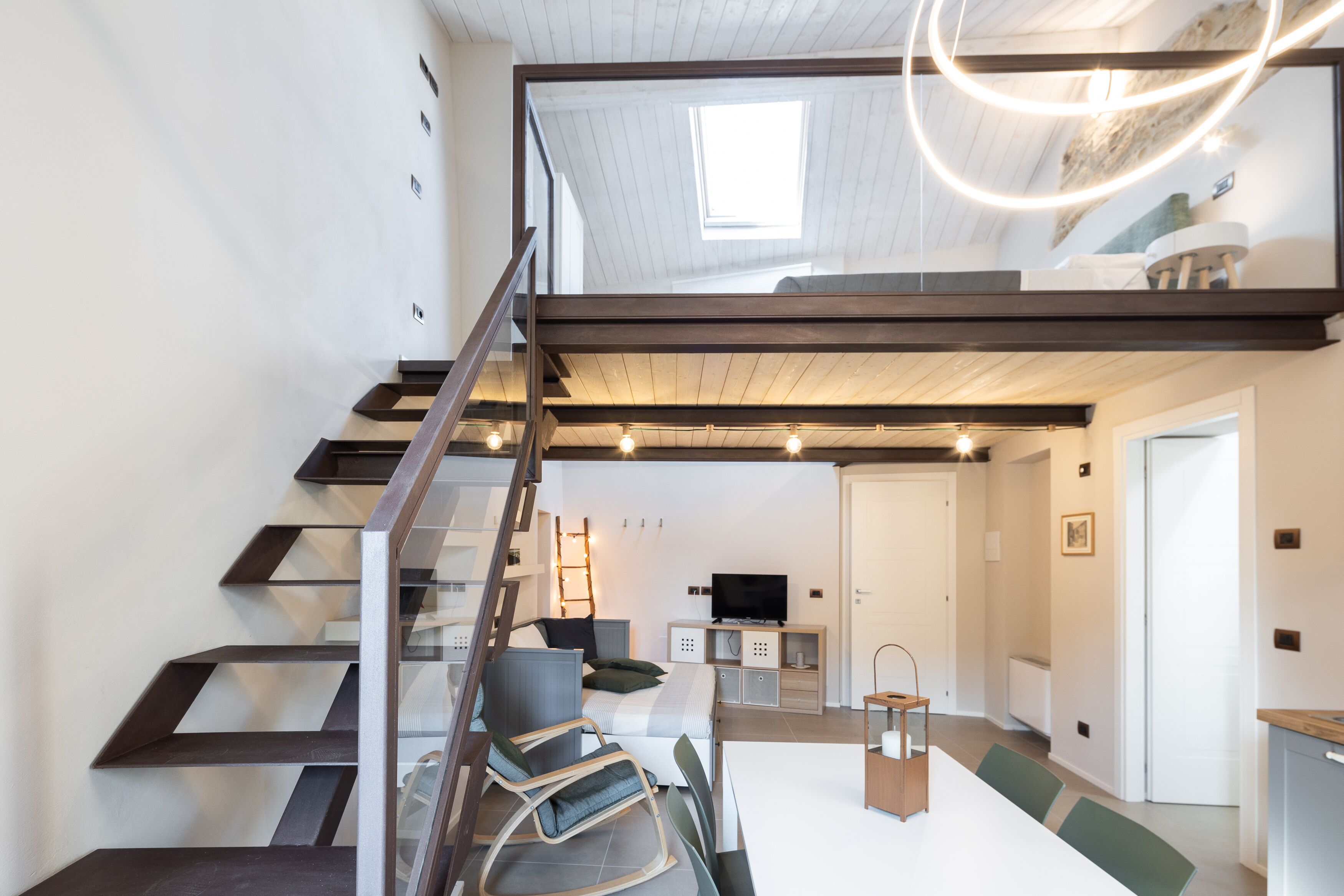 Escritorio, sistema de insonorización, wifi gratis y ropa de cama 