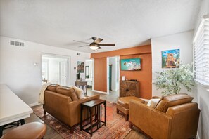 Smart TV - Adobe Casa 5min from Downtown SF (Santa Fe)