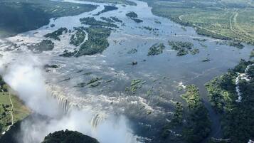 Vue aérienne d’une rivière parsemée de nombreuses îles et surmontée d’une cascade.