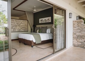 Luxury Double or Twin Room | Premium bedding, in-room safe, desk, laptop workspace