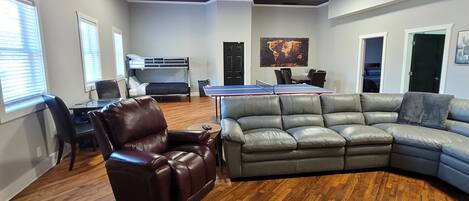 Smart-TV, Videospiele, Tischtennisplatte