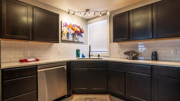 冰箱、微波炉、烤箱、炉灶