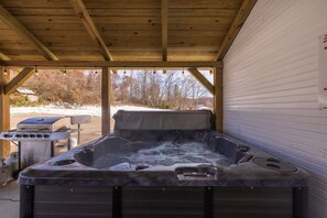 Outdoor spa tub - The Grange (In the Heart of the Hocking Hills) (Laurelville)