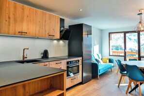 Kühlschrank, Mikrowelle, Ofen, Geschirrspüler