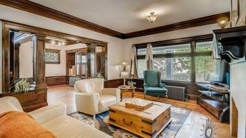 Smart TV, lareira, aparelho de som, monitores de computador