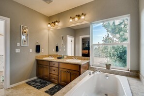 Ensemble douche/baignoire, baignoire à jets, sèche-cheveux