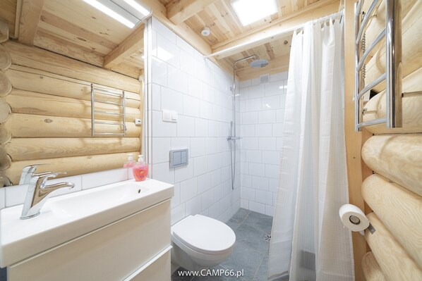 Een douche, handdoeken, toiletpapier