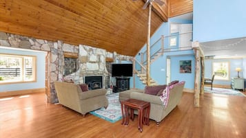 TV, fireplace, stereo